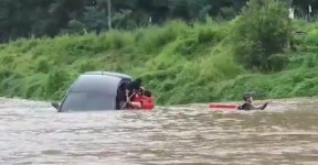 청송 하천서 차에 탄 채 떠내려간 운전자 구조