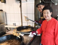 [방방곡곡 노포기행] 양념은 사치다...체인점 하나 없이 50년 장수한 통닭집