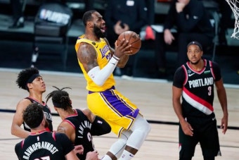 '르브론 트리플더블' LA 레이커스 2회전 진출… NBA 플레이오프 재개