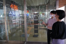 전시장 밖에서 24시간 보여주는 수창동 스핀오프 눈길
