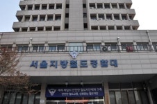 화장실서 일보는데 옆칸서 손이 넘어와 명품 가방을 낚아챘다