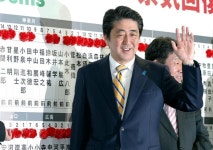 무파벌 스가 총리 만든 자민당 파벌 정치의 역설