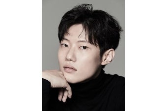 신주환, 이하늬·이제훈과 한솥밥…