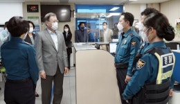 文대통령, 청운파출소ㆍ신교119 찾아 근무자 위로