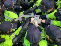 국방부, 성주 사드 기지에 장비 반입... 경찰 주민 충돌