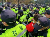 국방부, 성주 사드 기지에 장비 반입... 경찰 주민 충돌
