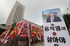 진혜원 검사, 윤석열 응원 화환에 대검나이트 개업했나