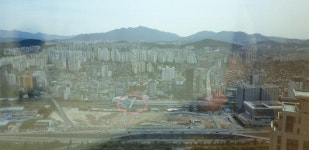 [김시덕의 이 길을 따라가면] 두 갈래 길에 내몰린 40년 수산시장, 물대포에 멍들다