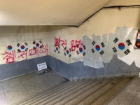 [김시덕의 이 길을 따라가면] 두 갈래 길에 내몰린 40년 수산시장, 물대포에 멍들다