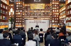 전주시청 1층 로비 책기둥 도서관 변신