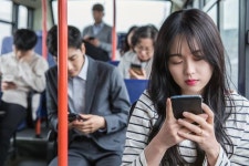 백내장, 노인병 아냐… 잦은 스마트폰 사용 탓 3040 백내장 늘었다