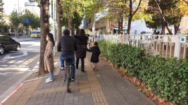 인도 질주하는 킥보드·오토바이… 보행자 설 곳이 없다