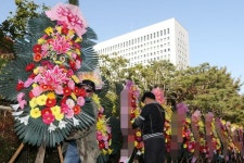 아파트 송년회에 조폭 잔치까지…정치권, 가짜 화환 몸살