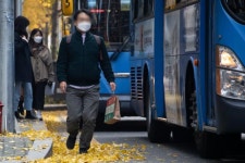 [뷰엔] 도로 한가운데에 서는 버스들... 정류장은 폼인가요
