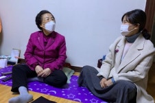 집에 갇혀 16시간, 홀로 버틴다... 노래교실·교회 바삐 다녔는데