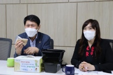 집에 갇혀 16시간, 홀로 버틴다... 노래교실·교회 바삐 다녔는데