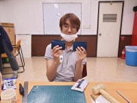 학교 떠났지만 공동체 위해... 가죽 공예 기부 청소년들