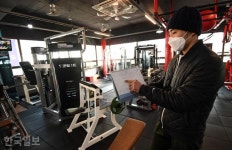 더 이상 못 견뎌... 헬스장 관장들의 오픈 시위