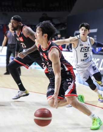 KCC ‘9연승’… 허훈의 KT 꺾고 첫 20승 고지