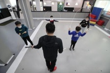 급식 제공하고 춤추는 등... 학원 영업 제한 완화에 편법 늘어