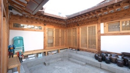 [집 공간 사람] ‘자발적 백수’ 50대 부부의 80년 된 한옥 놀이터