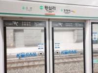 스크린도어 안 열렸는데 떠나버린 열차...승객만 발 동동