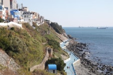 [박준규의 기차여행, 버스여행] 바다만 볼건가요? 흰여울의 밤은 낮보다 풍성하다