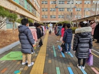 등교 땐 아이가, 하교땐 엄마가...설렘 가득한 첫 등교