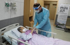 엄마, 생일에는 손 잡아보자 요양병원 접촉면회 부분 허용 시작