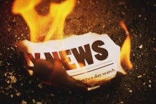 [이.단.아] 그 남자가 신문사에 불을 지른 까닭은