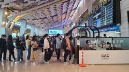 수백 미터 줄 서다 비행기 놓쳤다 울상… 김포공항에선 무슨 일이?