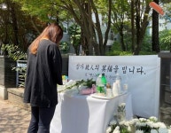 평범한 두 아이 엄마였다 딸 유치원 보내다 숨진 엄마 추모 발길