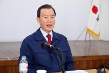 쉴 때는 쉬어줘야 홍문표가 나경원·주호영에게 휴가 권한 까닭은