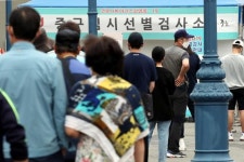 들뜬 일상 회복 기대감... 정부, 여름 휴가철 방역고삐 죈다