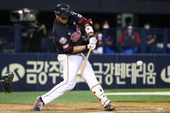 ‘빅베이비’ 한동희 9회 결승 홈런… “30홈런 100타점? 아직 경기 많이 남았어요”