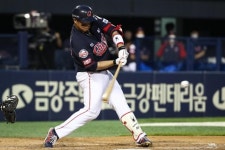 ‘빅베이비’ 한동희 9회 결승 홈런… “30홈런 100타점? 아직 경기 많이 남았어요”
