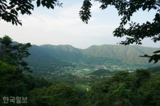 부드럽고도 격정적... 찬비 머금은 그 산의 능선 뷰 [자박자박 소읍탐방]