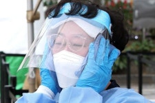 [오늘의 1면 사진] 선별진료소 아이스팩 사투