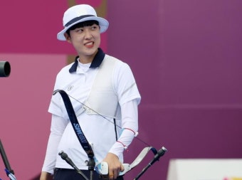 안산, 日 선수 꺾고 개인전 8강 안착…첫 3관왕 도전 순항