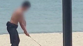 서핑하는데… 해수욕장서 골프 연습한 남성 논란