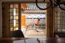 [집 공간 사람] 아늑한 마당을 품은 집, 80년된 북촌 살림 한옥