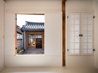 [집 공간 사람] 아늑한 마당을 품은 집, 80년된 북촌 살림 한옥