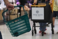 5차 재난지원금 지급 앞두고 편의점은 미소, 대형마트는 씁쓸