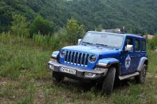 [시승기] 전동화의 매력, 강렬한 오프로더의 감성을 선사하다…지프 랭글러 4xe 오버랜드 파워탑