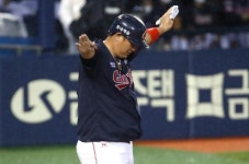 불혹의 거포 이대호, 통산 350홈런... “요즘 (전)준우 타격이 기가 막힙니다”