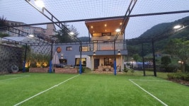 [집 공간 사람] 축구 꿈나무 아들을 위한 선물... 축구장을 품은 집
