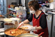 그래봤자 떡볶이 아니냐고? 40년 전통 6.25떡볶이는 다르다