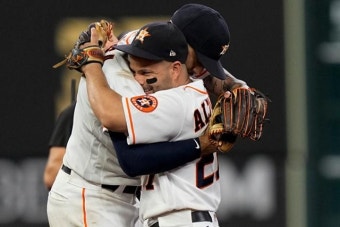 알투베 동점포 + 코레아 역전포…휴스턴, ALCS 1차전 기선제압