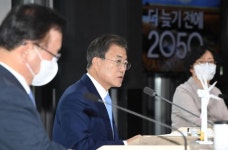 오징어게임 망 무임승차 논란에 문 대통령 정부가 챙겨 보라