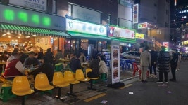 저녁 예약 만석에 자영업자 행복한 비명… 야구장 치맥도 돌아왔다